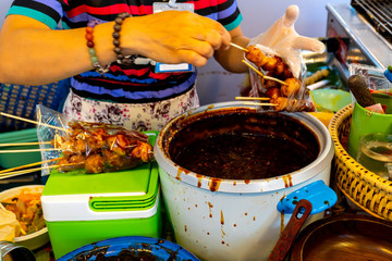 Roast pork fish balls in a hot pan, sauce eaten sweet and sold in the general market      