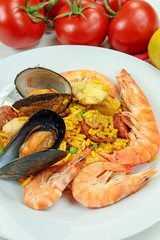 assiette de paella sur un fond blanc