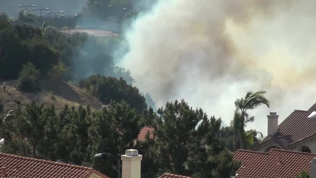 Saddle Ridge Brush Fire threatens homes in San Fernando Valley, Los Angeles LAFD
