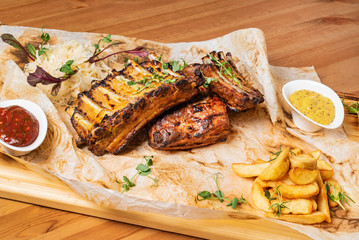 grilled ribs with potatoes and sauce