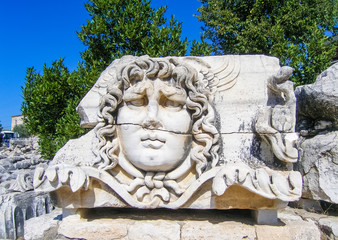 Obraz premium Ancient Roman deity in the temple of Apollo, the ancient town of Didim