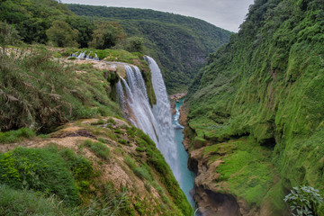 Obraz premium Aerial drone shot of the water fall Tamul in San Luis Potosi Mexico