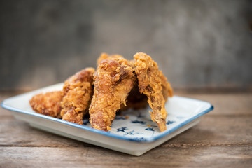  fried chicken in a wooden table.