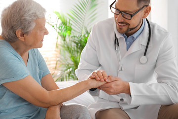 Obraz premium Doctor visiting senior patient in modern hospital