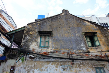 Fototapeta na wymiar Residential buildings of people in the old market Decades In the area known as Talat Noi, Bangkok