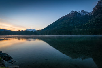 Fototapeta premium Poranek nad jeziorem i górami - Hintersee w Ramsau