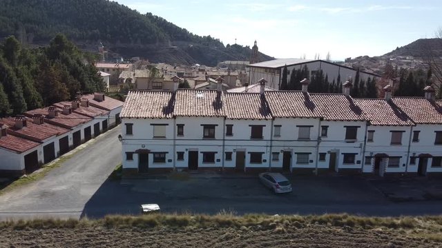 Toma a&eacute;rea horizontal de unas casas rurales paralelas en serie