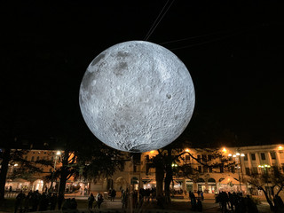 Luna artistica in piazza a Belluno