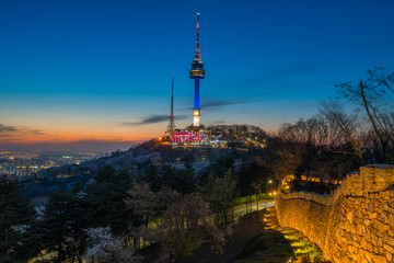 Obraz premium Sunset scene of N Seoul Tower at Namsan Mountain in Seoul City, South Korea.
