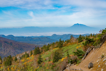 秋の八甲田　登山道から望む岩木山