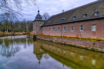 Obraz premium Schloss und Wassergraben bei Angermund