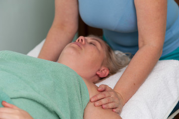 Obraz na płótnie Canvas Masseuse woman are doing shoulder massage