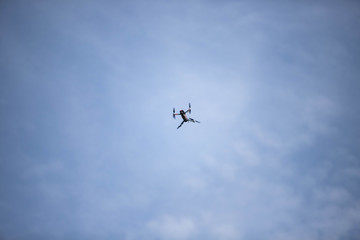 Drone dji mavic pro 2 vue de dessous avec un ciel blue