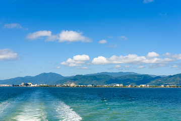 Obraz premium Cairns city landscape with sea, mountains and blue sky