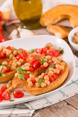 Friselle with tomatoes and chickpeas.
