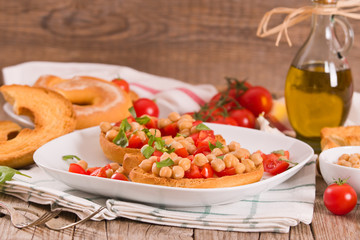 Friselle with tomatoes and chickpeas.