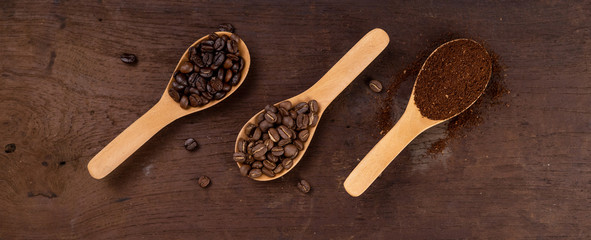 Roasted coffee in a spoon on the table