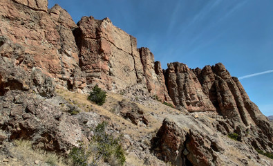Fototapeta premium The amazing badlands and palisades of the John Day Fossil Beds clarno unit and rock formations in a semi desert landscape in Oregon State