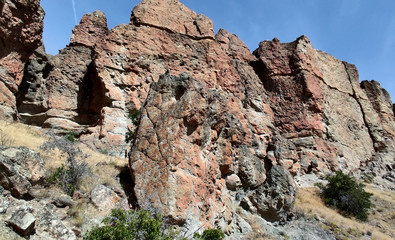 Fototapeta premium The amazing badlands and palisades of the John Day Fossil Beds clarno unit and rock formations in a semi desert landscape in Oregon State