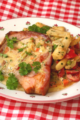 Gebratenes, roh geräuchertes Ripperl mit buntem Gemüse