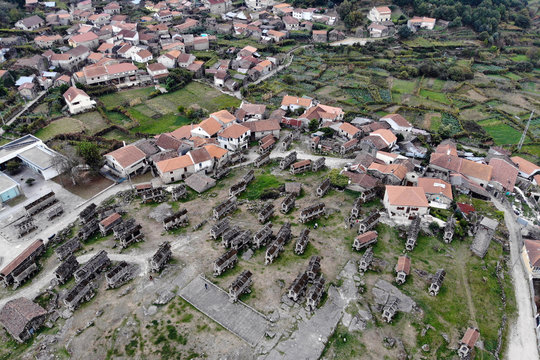 Espigueiros da Aldeia de Lindoso