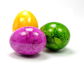 Gefärbte Hühnereier vor weißem Hintergrund