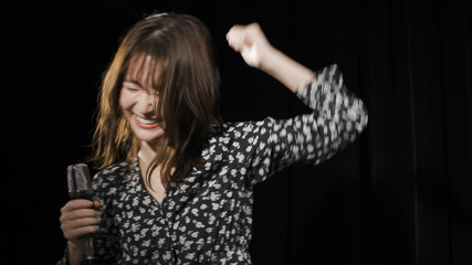 歌を歌う若い女性