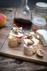 Bruschetta z serem, orzechami włoskimi i sosem balsamicznym