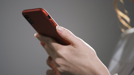 スマートフォンを操作している女性