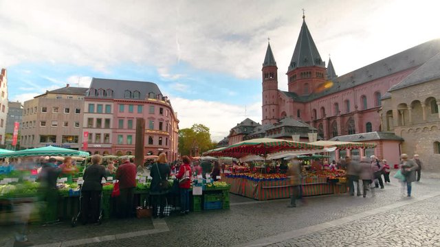 Static Timelapse of full Market in the Center of the City 