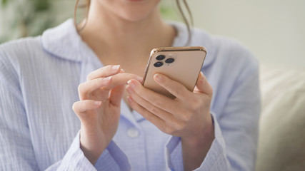 スマートフォンを操作している女性