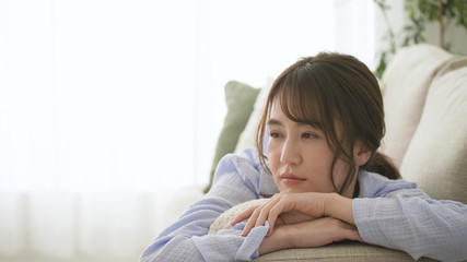 ソファーで眠る女性