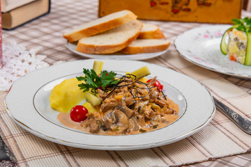 beef stroganoff with mushrooms and mashed potatoes