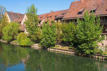 Fototapeta na wymiar Blick auf eine Häuserzeile am Fluss Pegnitz in Nürnberg/Deutschland
