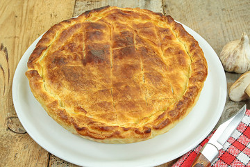 tourte sur une table en bois