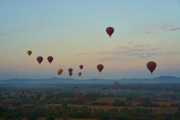Fototapeta premium sunrize balloon and Buddhism temples in bagan, myanmar