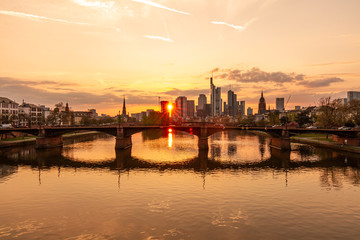 Obraz premium sunset on the river of Frankfurt, skyline view