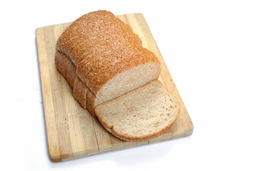 Well sliced loaf of bread on the cutting board.