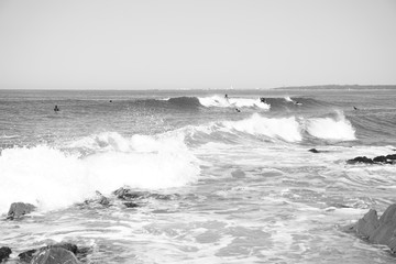 Surfers en las olas en blanco y negro
