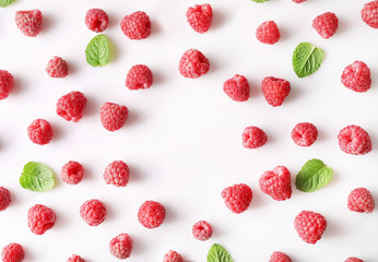 Texture of red ripe raspberries on white background - obrazy, fototapety, plakaty