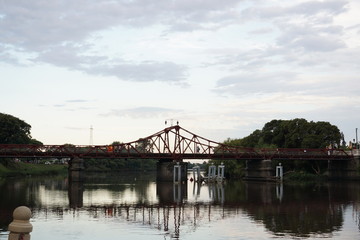 Puente giratorio en d&iacute;a nublado