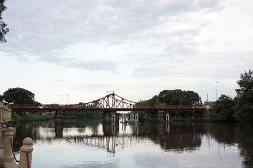 Puente giratorio en d&iacute;a nublado