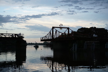 Puente giratorio en d&iacute;a nublado