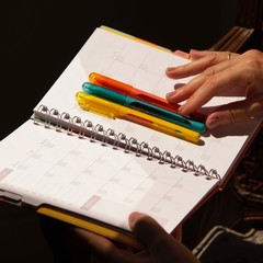Mulher segurando Planner com canetas - Woman holding Planner with pens