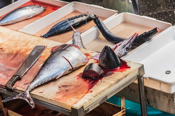 Tonno in vendita alla pescheria di Catania. Tagliato a pezzi o a fette davanti al cliente e venduto a peso.