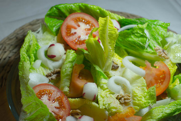 onion rings in my green salad with tomatoes and nuts