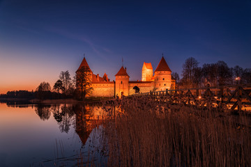 Naklejka na ściany i meble Trakai Castle at night