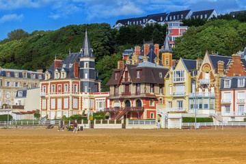 Trouville sur Mer beach promenade, Normandy, France - obrazy, fototapety, plakaty