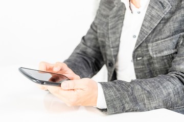 携帯電話を操作する男性の手元