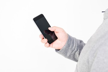 携帯電話を操作する男性の手元